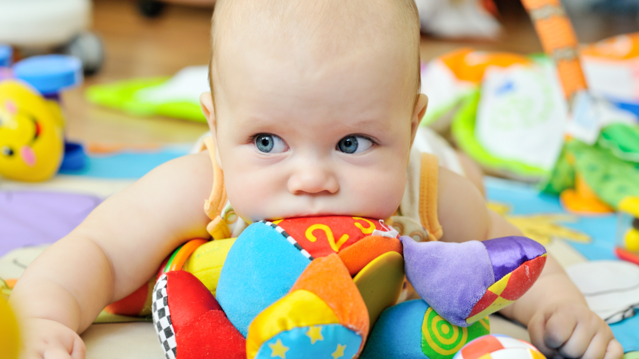 Kada su bebi potrebne prve igračke?