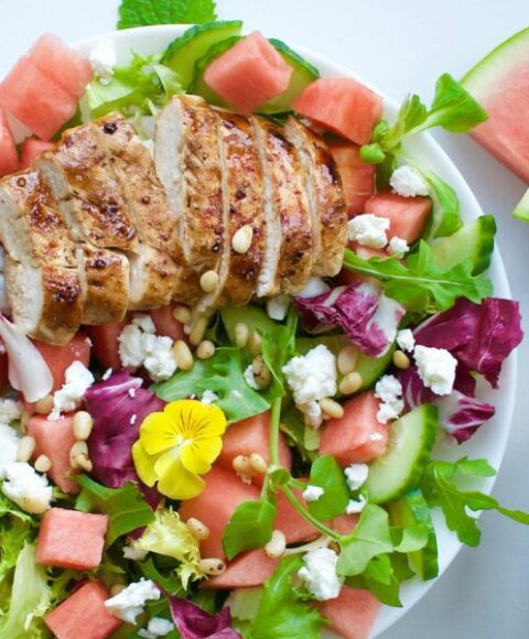 zdrava salata s lubenicom, piletinom, salatom i sirom.