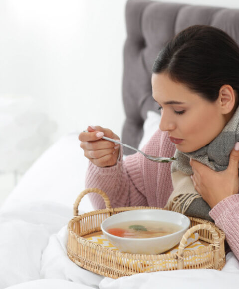 Žena s gripom jede juhu.