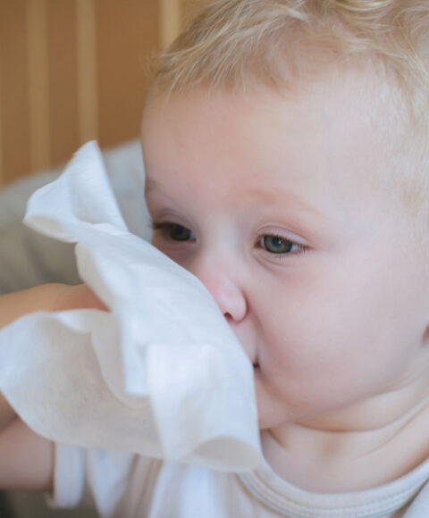 Beba briše nos bijelom maramicom.