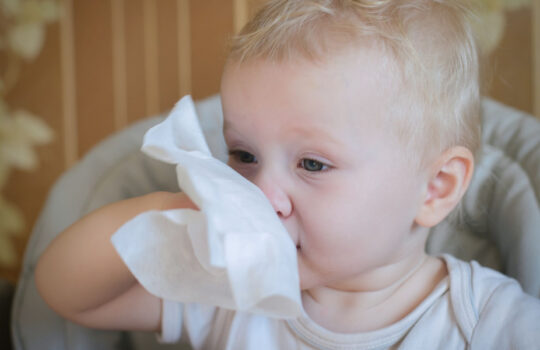 Beba briše nos bijelom maramicom.