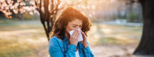 Žena s proljetnom alergijom